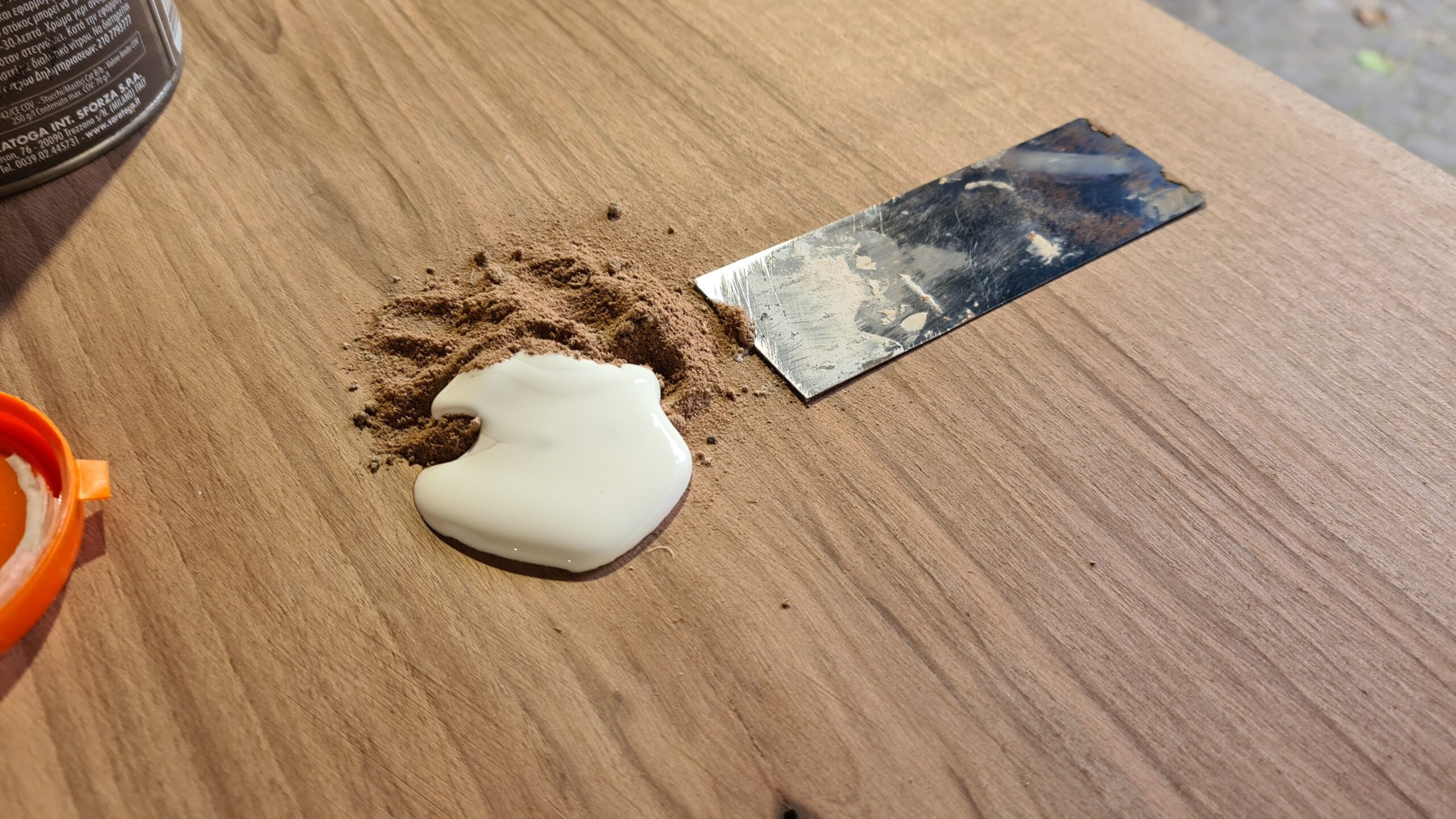 Stucco con colla vinilica e segatura dello stesso legno